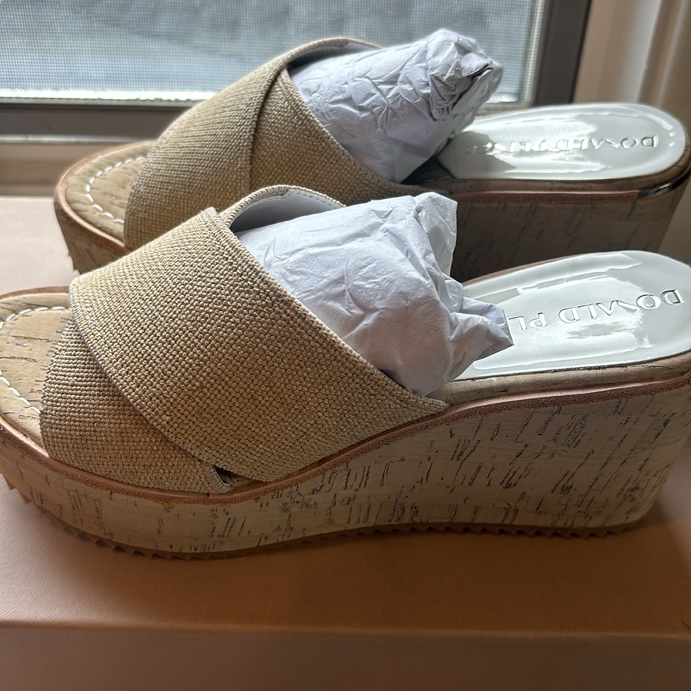 New in box Donald pliner women’s wedge shoe size 6